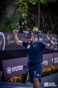 Mike Schloesser zet kers op de taart met vierde wereldbekerzege