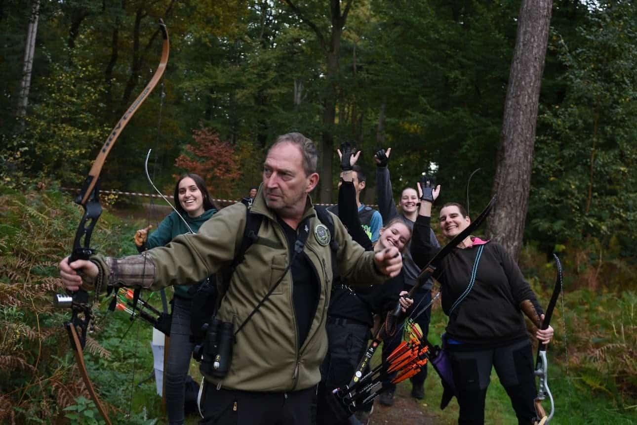 Een handboog met pijlen en de familie Van Haasteren is tevreden