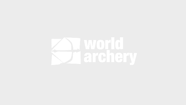 Een logo met de woorden 'world archery' naast een afbeelding van een boog en pijl.